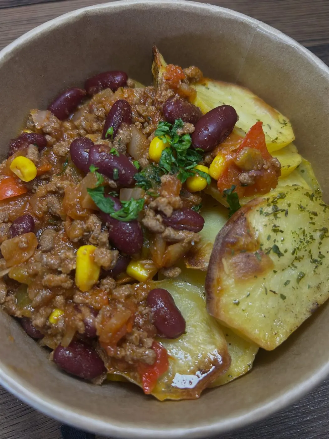 Chili con carne sur ses patates grillées, plat du jour fait maison à emporter Aumont-Aubrac