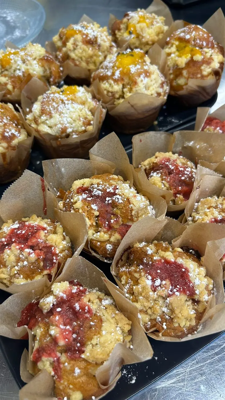 Desserts crumble maison aux fruits, pâtisseries de la formule du jour Maison May