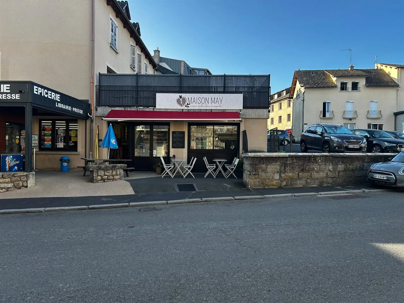 Maison May vue de la rue à Aumont-Aubrac, stationnement facile devant la boutique