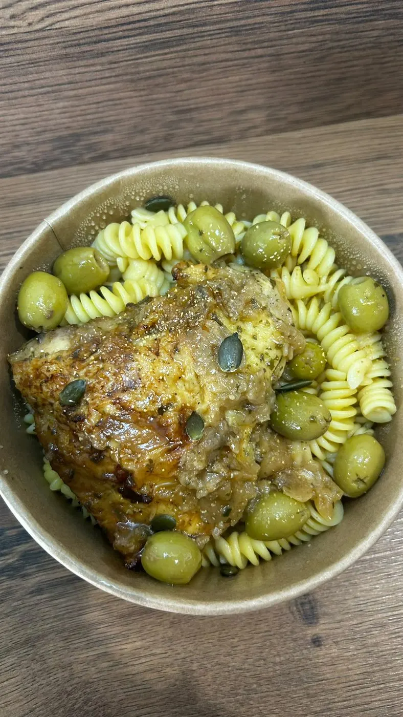 Poulet rôti, pâtes et olives vertes, plat fait maison à emporter Aumont-Aubrac