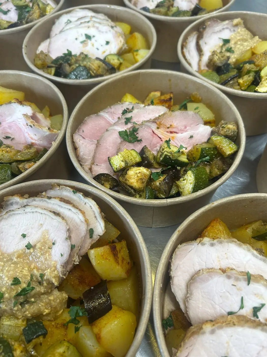 Rôti de porc, pommes de terre et légumes du soleil, cuisinés sur place à Aumont-Aubrac