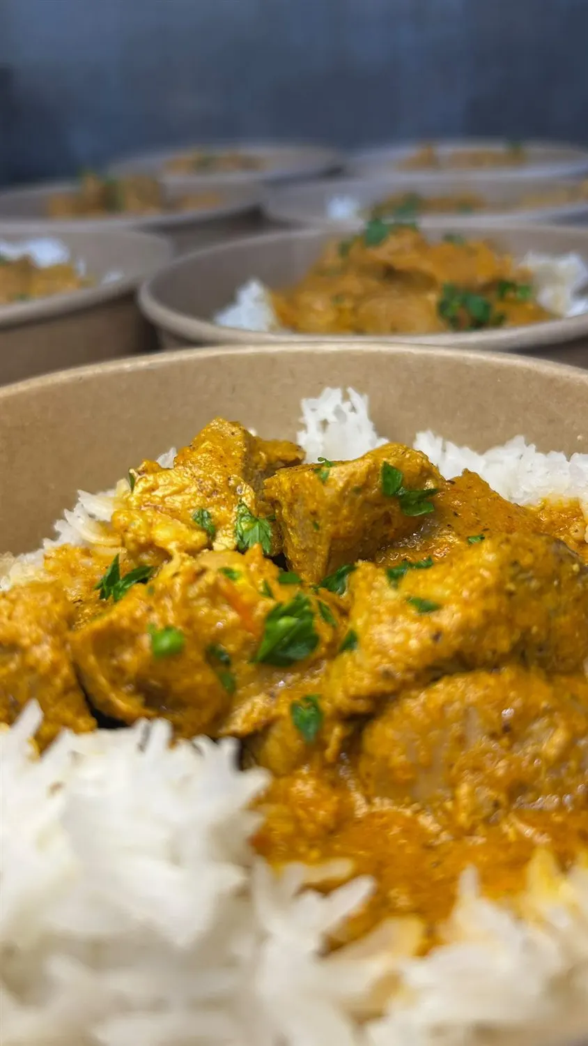 Plat fait maison à emporter : poulet au curry et riz basmati, Maison May Aumont-Aubrac