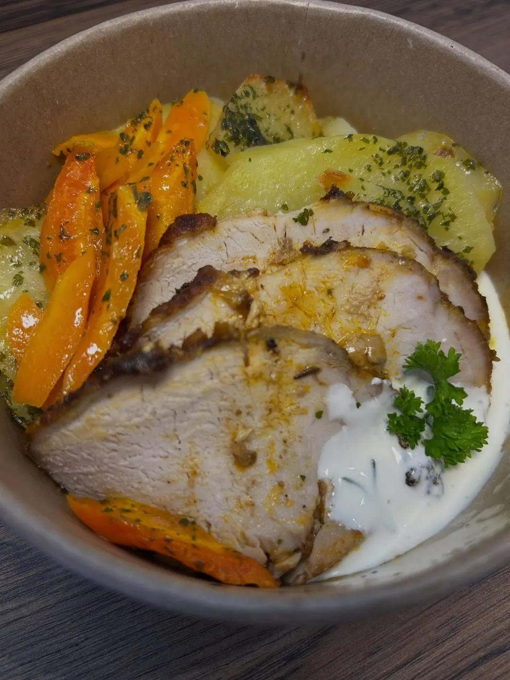 Rôti de porc sauce au thym, pommes de terre et carottes, fait maison à emporter Aumont-Aubrac