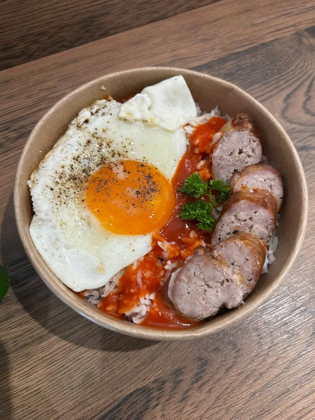 Saucisse, œuf au plat et riz sauce tomate, plat du jour fait maison Aumont-Aubrac